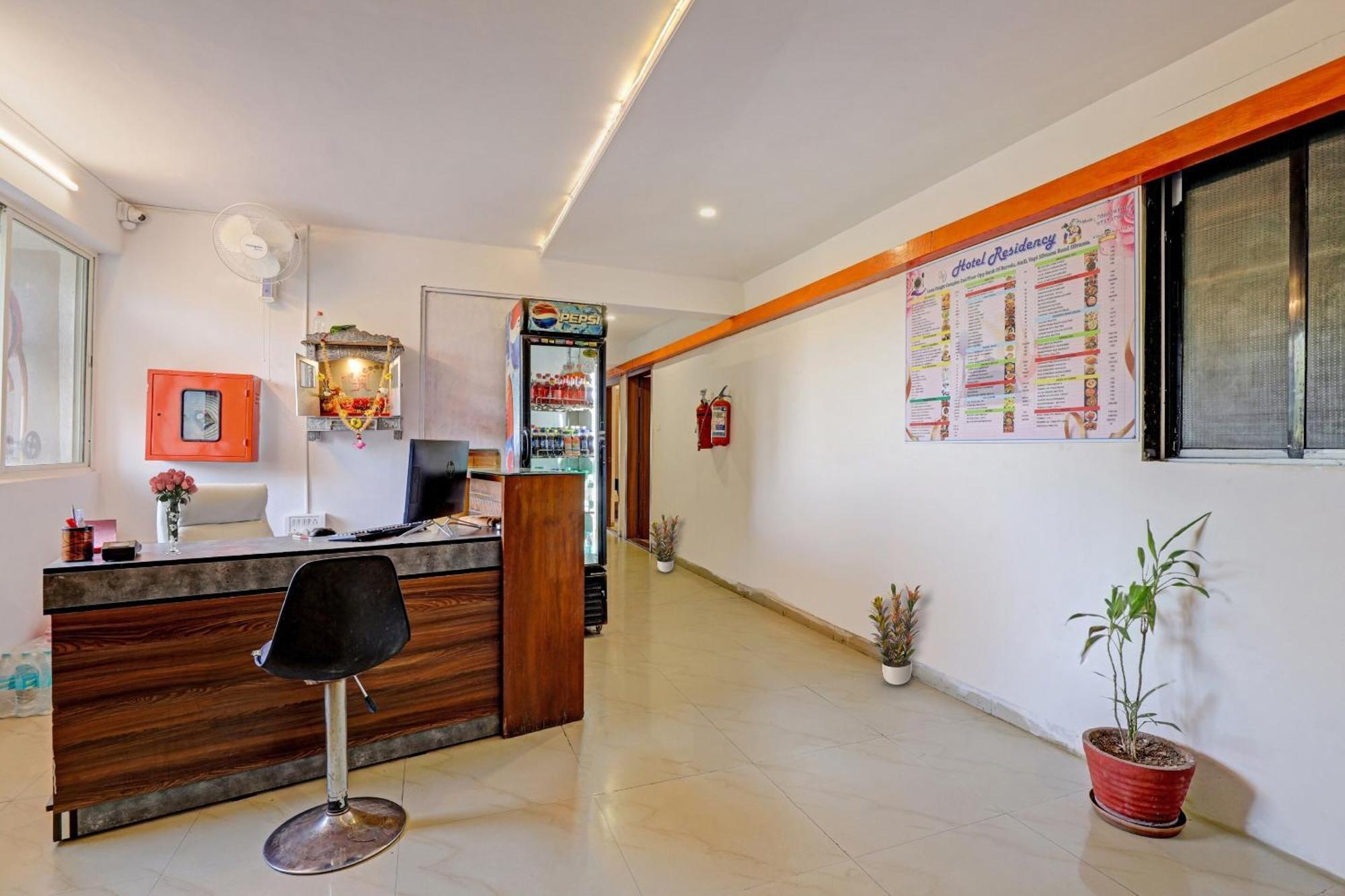 Oyo Flagship Hotel Residency Silvassa Εξωτερικό φωτογραφία